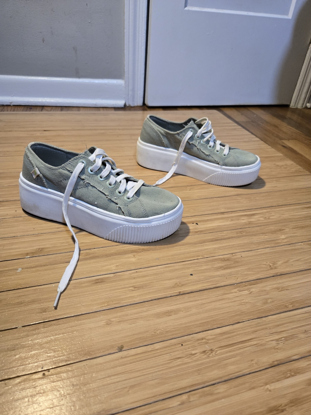 DR SCHOLLS Women’s Platform Lace-Up Sneakers in Sage Green